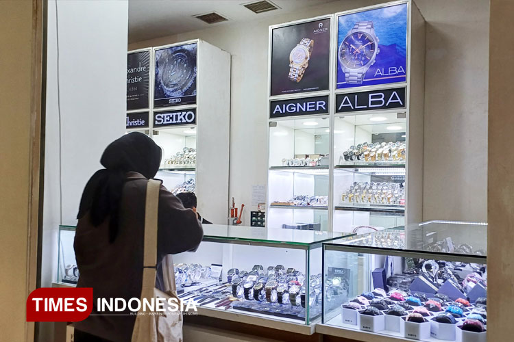 Pelanggan-sedang-melihat-jam-tangan.jpg