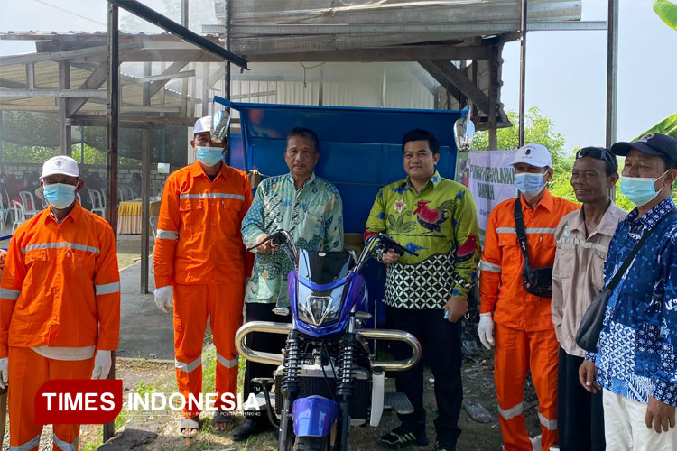 Penyerahan motor roda tiga dari Ketua DPRD Gresik Muhammad Syahrul Munir kepada Pemdes Tanggulrejo (FOTO: Akmal/TIMES Indonesia)