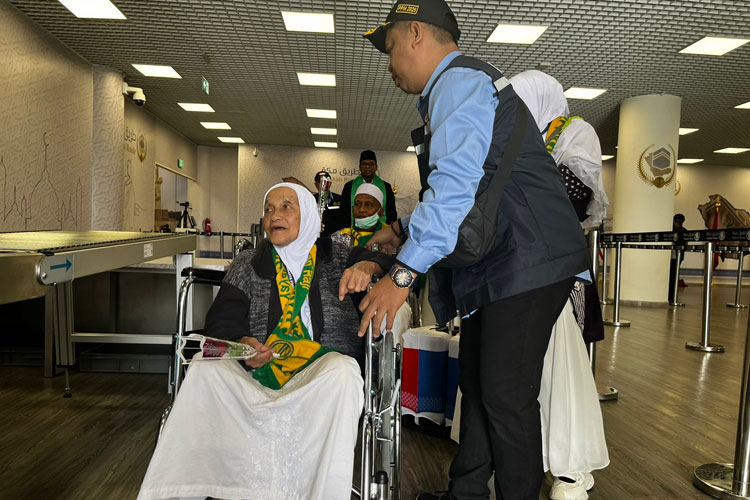 Petugas PPIH Arab Saudi melayani Jemaah Haji Indonesia, yang tiba di Bandara AMMA Madinah. (Foto: MCH 2025 Kemenag RI)