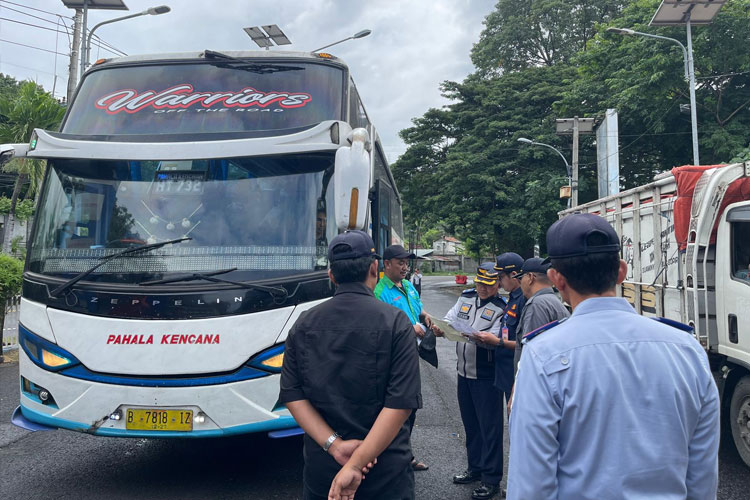 Petugas gabungan tengah memeriksa kelengkapan dokumen kendaraan dalam ramp check. (Foto : UPT PPP LLAJ Dishub Provinsi Jatim Banyuwangi For TIMES Indonesia)