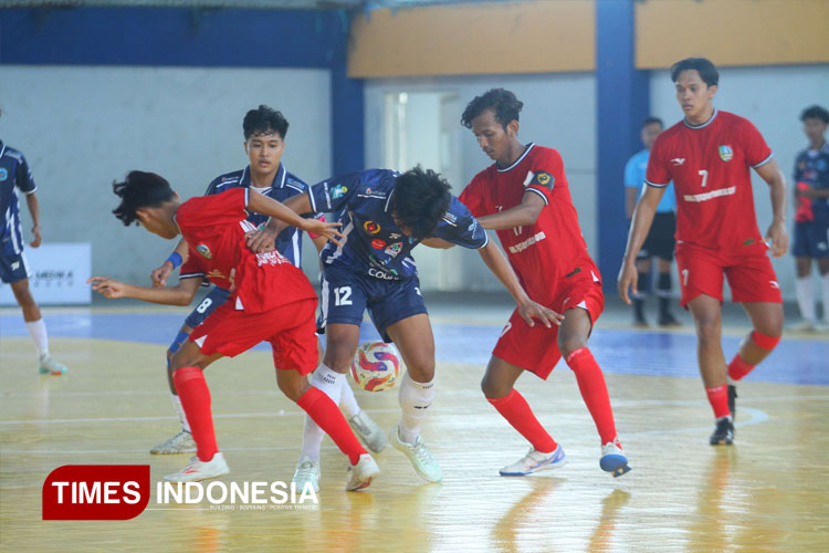 Perjuangan tim putra Kabupaten Lamongan di babak Pra-Porprov Jatim 2025, di GOR Lamongan, Jumat (9/5/2025). (Foto: Moch. Nuril Huda/TIMES Indonesia)