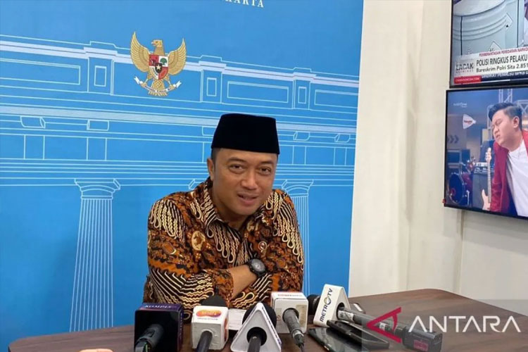 Menteri Sekretaris Negara Prasetyo Hadi memberikan keterangan kepada media di Istana Kepresidenan, Jakarta, Jumat (9/5/2025). ANTARA