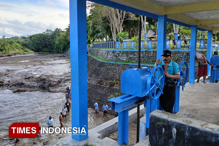 Proses pembersihan sedimen di DAM Gembleng, perbatasan Kecamatan Srono dan Rogojampi. (FOTO: Humas Pemkab for TIMES Indonesia).