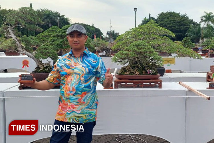 Salah satu peserta, Reza Pahlevi saat memamerkan bonsai miliknya. (Foto: Akmal/TIMES Indonesia)