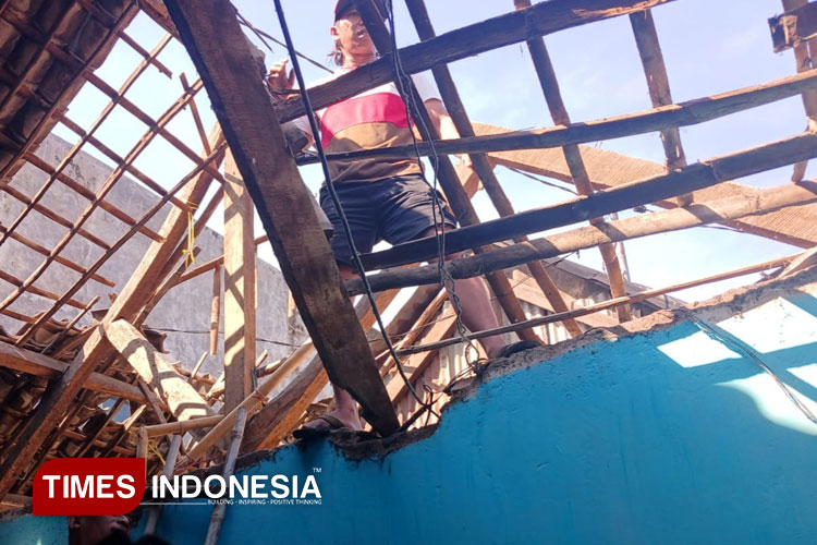 Tampak atap rumah warga rusak diterjang angin kencang di Desa Mangliawan, Pakis, Kabupaten Malang, kemarin. (Foto: BPBD for TIMES Indonesia).