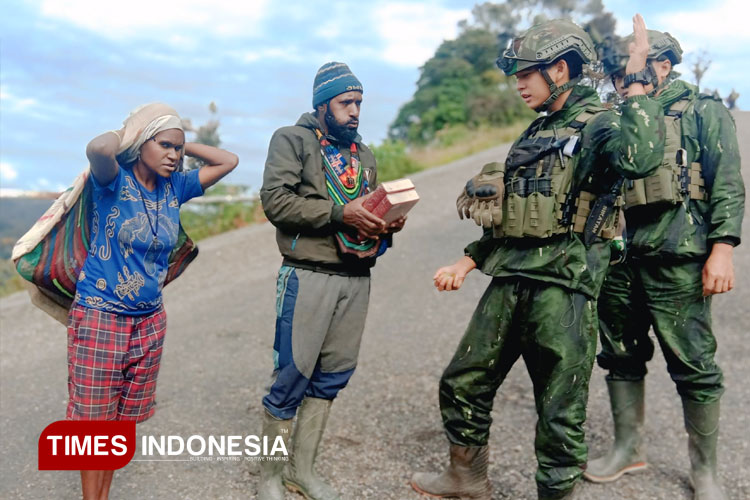 Satgas-Yonif-500-Sikatan-memborong-hasil-tani-2.jpg