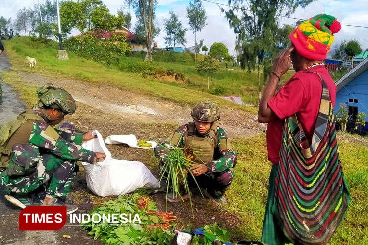 Dari Ladang ke Hati, Dari Kitab ke Damai: Aksi Tulus Satgas Yonif 500 Sikatan di Intan Jaya Papua