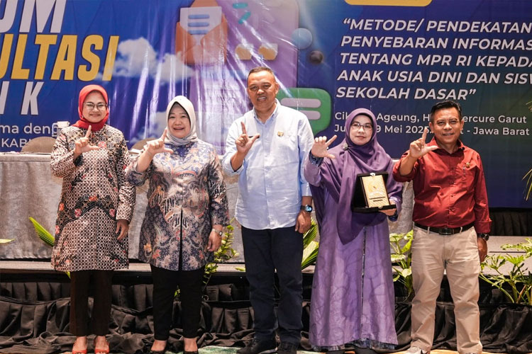Siti Fauziah berfoto bersama dengan pemateri Forum Konsultasi Publik