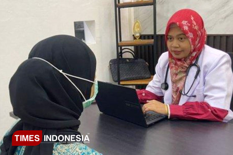 Sosok dr Refika Agustine pasang tarif seikhlasnya kepada pasiennya di Ponorogo (FOTO: Dr Refika A/TIMES Indonesia)