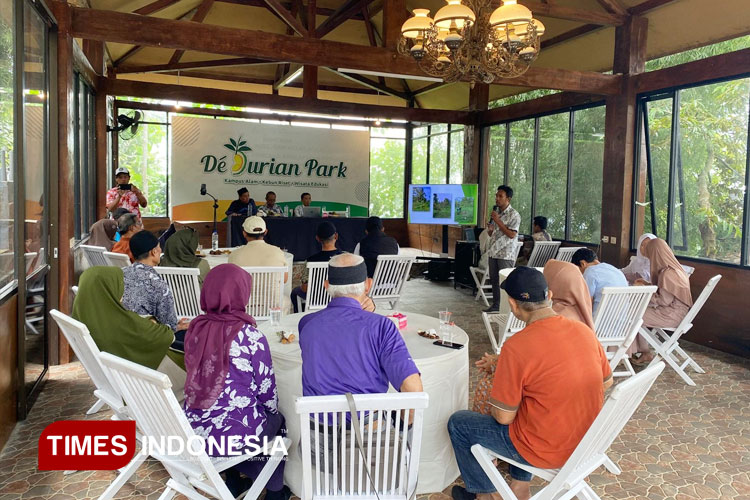 Suasana workshop di DeDurian Park Wonosalam, Jombang yang memunculkan gagasan pendirian Akademi Buah Nusantara. (FOTO: Yusron for TIMES Indonesia)