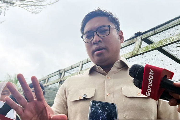 Wakil Menteri Pertanian (Wamentan) Sudaryono menjawab pertanyaan awak media di sela kunjungan kerja di Balai Perakitan dan Pengujian Tanaman Industri dan Penyegar, Sukabumi, Jawa Barat, Jumat (9/5/2025). (FOTO: ANTARA/Harianto)