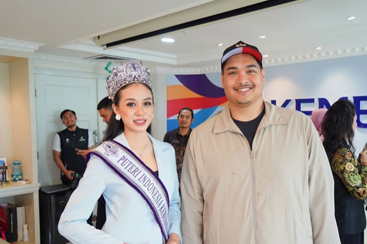 Syafira-Mardhiyah-dengan-Menpora-RI.jpg