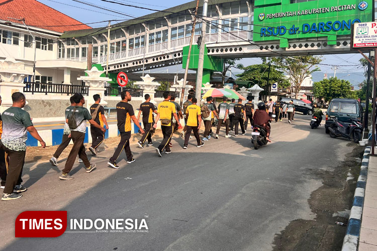 TNI-Polri di Pacitan jalan bareng. (Foto: Thomas for TIMES Indonesia)