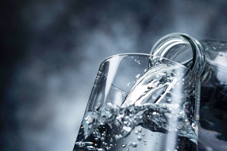 Air minum yang baik untuk dikonsumsi adalah air yang telah melewati proses distilasi. (FOTO: .freepik.com)