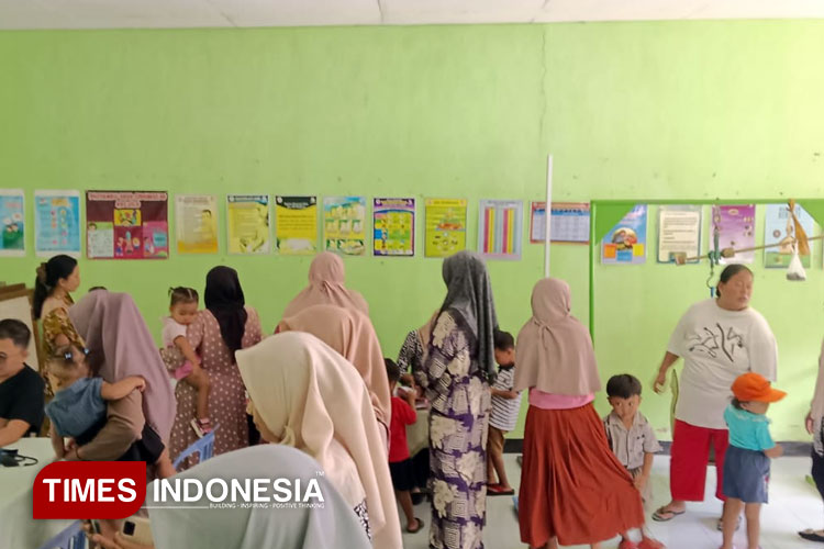 Antusias masyarakat dalam mengikuti imunisasi ILP. (M. Abdul Basid / TIMES Indonesia)