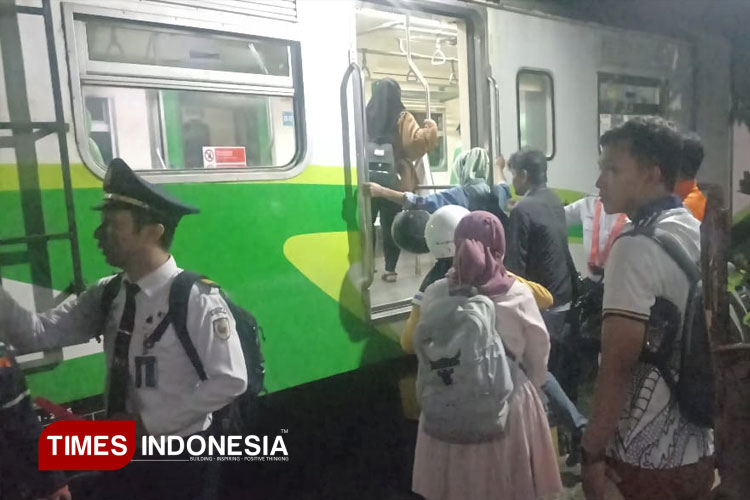 kereta-api-commuter-line-dan-truk-bermuatan-kayu-2.jpg