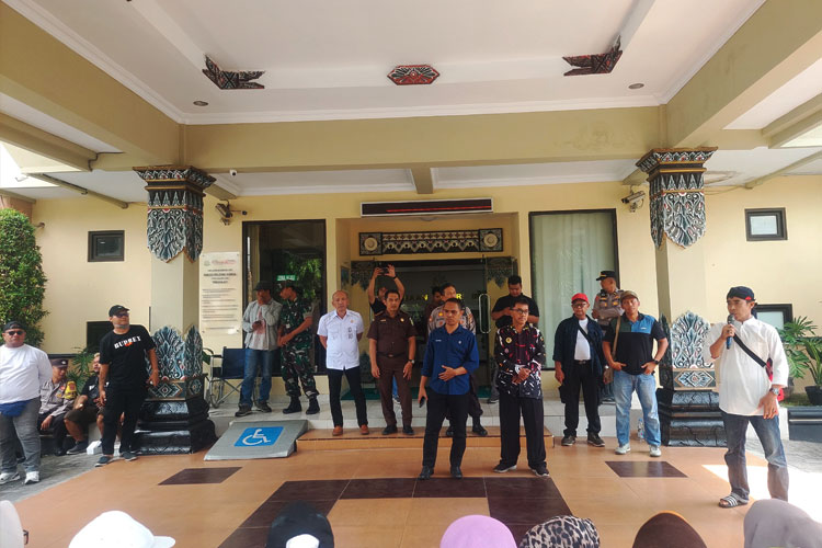 Warga Gandekan mendatangi Kantor Kejari Bantul menyampaikan aspirasi dukungan pengusutan kasus dugaan korupsi PTSL Gandekan Bantul (FOTO: istimewa)