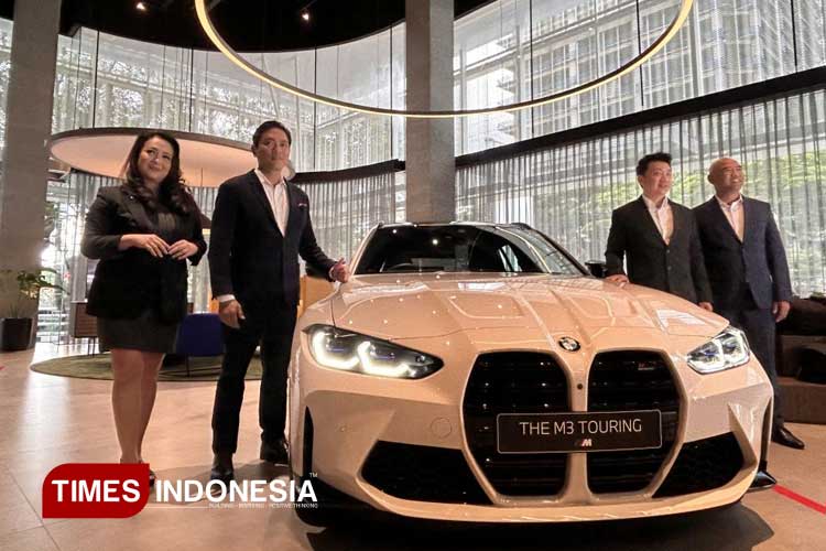 (kiri-kanan) Operation Manager BMW Astra, Teguh Widodo, Director of Communications BMW Group Indonesia Jodie O'tania, President Director BMW Group Indonesia Peter “Sunny” Medalla dan Chief Executive BMW Astra, Sanfrantis Tanu, Jumat (9/5/2025)