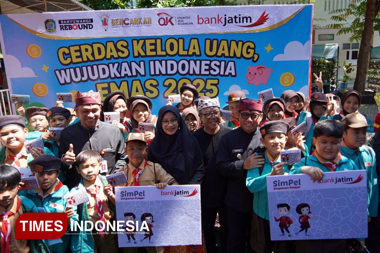 Kick Off Bank Jatim untuk peluncuran Bulan Literasi Keuangan Nasional bagi pelajar di SDN Kepatihan 1 Banyuwangi, Jumat (2/5/2025). (Foto: Dok. Humas Bank Jatim for TIMES Indonesia)