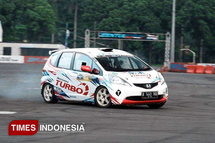 Pereli Diva Zahra dengan navigator Reza saat tampil dalam ajang Kejurnas Sprint Rally 2025 Putaran 2 akhir pekan ini 10-11 Mei 2025 di Sirkuit Jalak Harupat. Minggu (10/5/2025) (FOTO: Rini/TIMES Indonesia Priangan Timur)