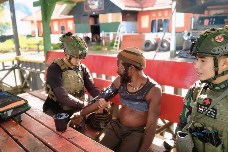 Dokter-militer-Lettu-Ckm-Indra-Sitepu-b.jpg