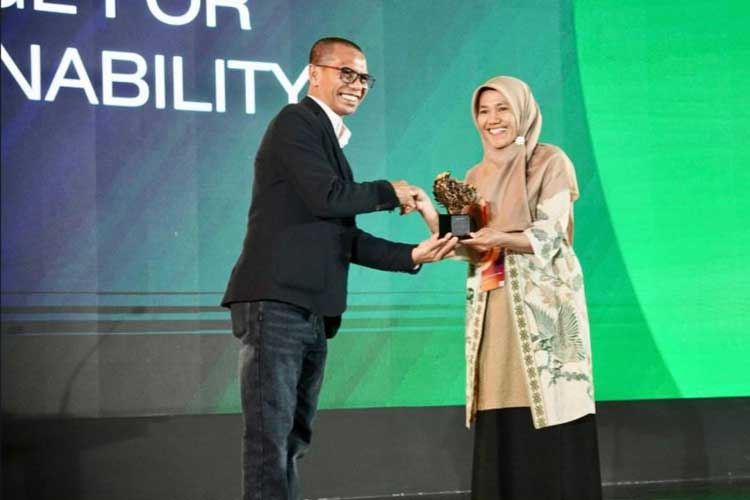 Ema Suranta, nasabah PNM Mekaar meraih penghargaan pada ajang Mata Lokal Award 2025 untuk sub-kategori Local Ace in Organic Waste Transformation. (FOTO: ist)