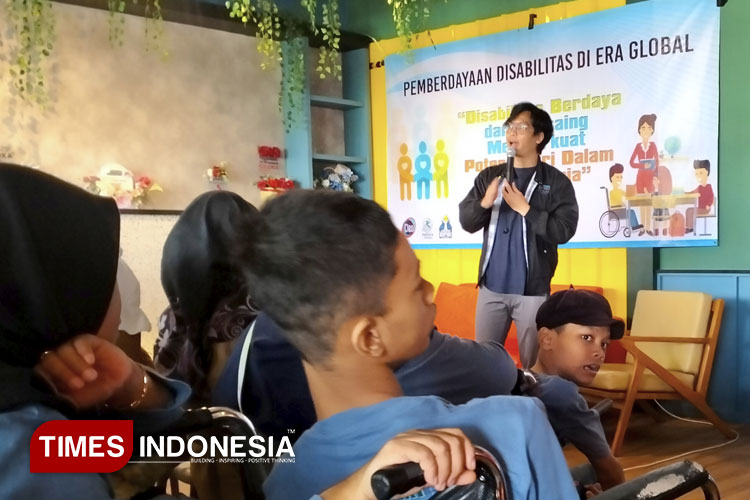 Ketua HIPMI Kota Tasikmalaya Arif Hidayat Putra yang juga CEO Kopi Siloka saat memberikan pemaparan tentang peluang dunia usaha di Kopi Siloka Lab, Kota Tasikmalaya, Sabtu (10/5/2025). (FOTO: Harniwan Obech/TIMES Indonesia)