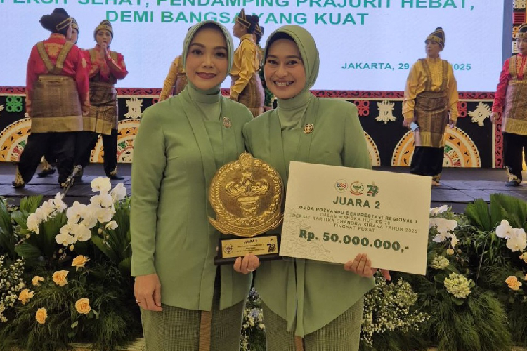 Ketua Persit Kartika Chandra Kirana Daerah V/Brawijaya, Ibu Vira Rudy Saladin bersama Ketua Persit KCK Ranting 3 Yonif 521 Cabang LVIII Brigif 16 PD V/Brawijaya Sari Rahadyan. (FOTO: Dok Persit KCK Ranting 3 Yonif 521 for TIMES Indonesia)