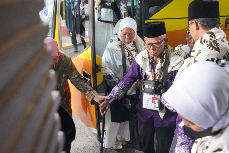 Jemaah Haji Indonesia dari Embarkasi Surabaya menaiki bus yang akan membawa mereka ke Bandara Juanda untuk terbang ke Arab Saudi. (Foto: MCH 2025)
