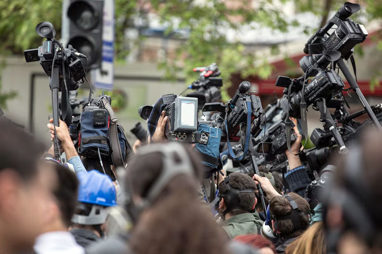 Ilustrasi pekerja media massa. (Foto: Freepik/freestockcenter)