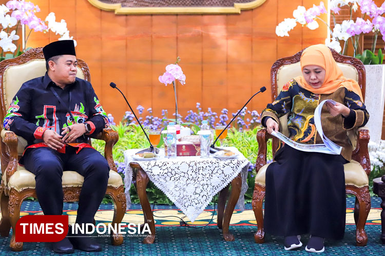 Gubernur Khofifah saat menerima audiensi Ketua KPU Jatim Aang Kunaifi di Gedung Negara Grahadi. (Foto: Dok.Humas Pemprov Jatim/TIMES Indonesia)