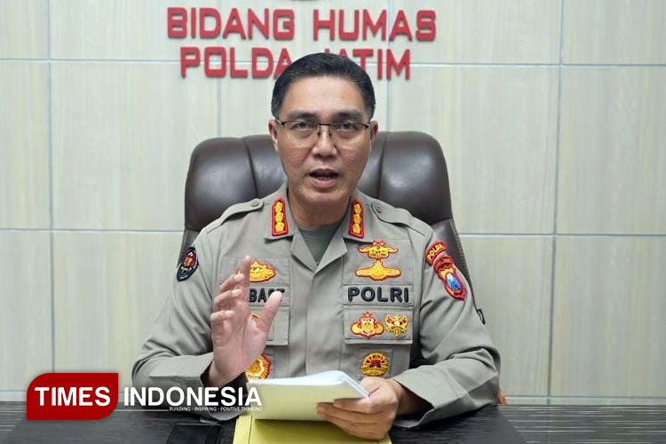 Kabid Humas Polda Jatim, Kombes Pol Jules Abraham Abast, saat menggelar siaran pers di Mapolda Jatim. (FOTO : Humas Polda Jatim for Times Indonesia)