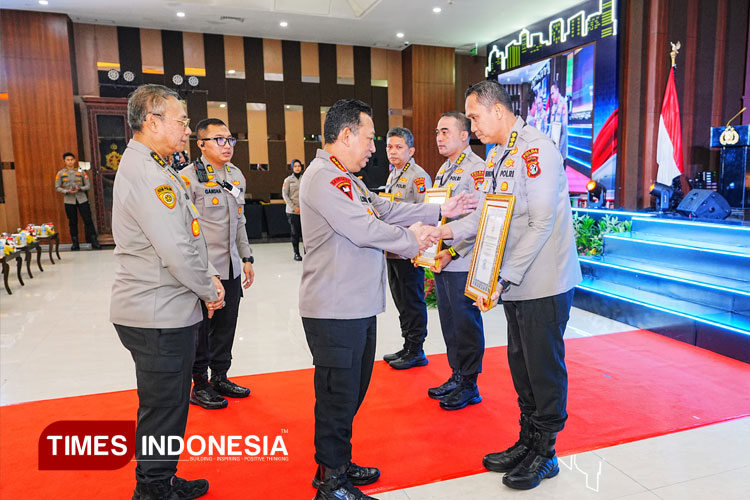 Kapolri Jenderal Listyo Sigit Prabowo menyerahkan piagam penghargaan kepada Polda Jatim. (FOTO : Dok Humas Polda Jatim for TIMES Indonesia)