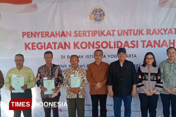 Menteri ATR/BPN Nusron Wahid melakukan foto bersama penerima sertipikat di Balai Kalurahan Parangtritis. (Foto: Edis/TIMES Indonesia)