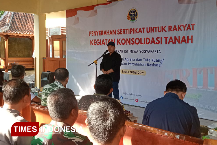 Menteri-Agraria-dan-Tata-Ruang_Kepala-Badan-Pertanahan-Nasional-ATR_BPN-Nusron-Wahid-menyerahkan-sertipikat-hasil-Konsolidasi-Tanah-seluas-70-hektare-kepada-masyarakat-di-Kalurahan-Parb490c9bcd9373911.jpg