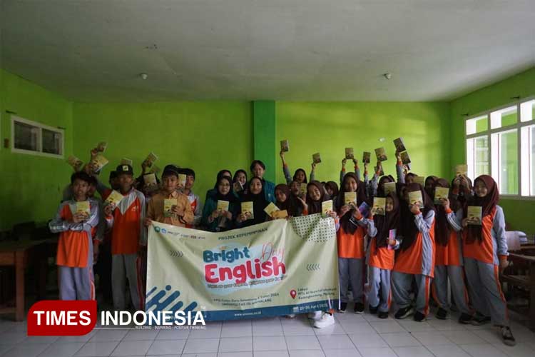 Mahasiswa PPG Unisma Malang menggelar kegiatan Bright English Day bagi siswa kelas 7 MTs Al Hayatul Islamiyah Kedungkandang. (FOTO: AJP TIMES Indonesia)