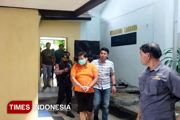 Pelaku tindak pidana premanisme (pengancaman, pemerasan dan penipuan) saat digiring petugas di Mapolres Pacitan. (Foto: Yusuf Arifai/TIMES Indonesia)