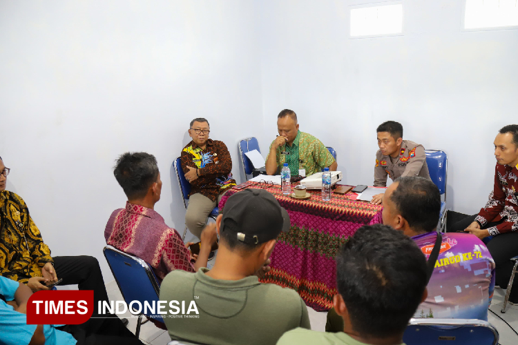 Pemkab Jember saat melakukan mediasi antara PT DGS dengan Warga. (FOTO : M. Abdul Basid / TIMES Indonesia)