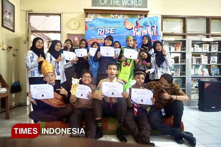 Mahasiswa Pendidikan Profesi Guru Bahasa Inggris Unisma Malang melakukan pendampingan Bahasa Inggris di SMPN 5 Malang. (FOTO: AJP TIMES Indonesia)