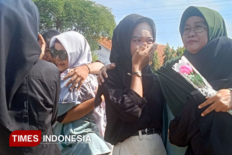 Puluhan siswa SMPN 6 Pemalang menangis sambil memeluk wali kelasnya dalam acara diesnatalis dan gelar karya siswa.( Foto : Ragil/TIMES Indonesia )