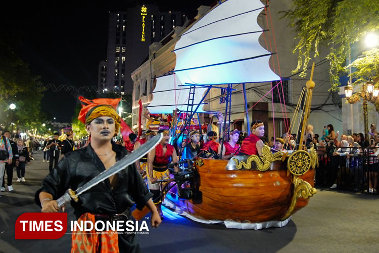 Penampilan Sendratasik Mpu Nala dari Kota Mojokerto dalam Light Culture Parade Apeksi 2025 di Kota Surabaya. (Foto: Dok. TIMES Indonesia)