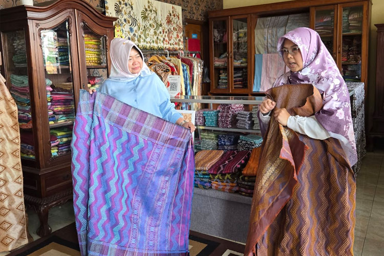 Sekjen MPR Siti Fauziah menilai tenun Garut memiliki prospek cerah, namun menghadapi tantangan serius terkait bahan baku dan penurunan permintaan pasar.