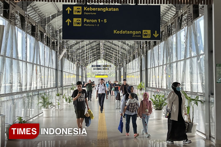 Suasana para penumpang kereta api di Stasiun Malang. (Foto: Rizky Kurniawan Pratama/TIMES Indonesia)