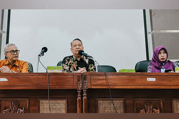 Kepala Dinas Dikpora DIY, Suhirman (tengah) dalam konferensi pers. (FOTO: Humas Pemda DIY)