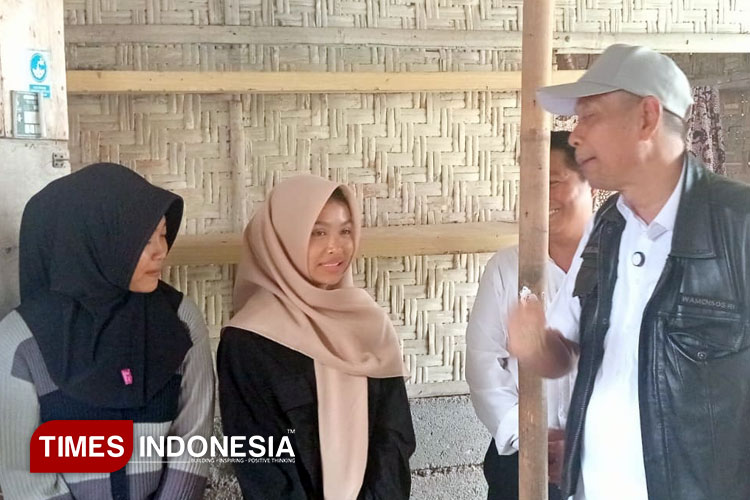 Wamensos RI Agus Jabo Priyono mengunjungi kediaman calon siswa sekolah rakyat di kasihan kabupaten Bantul. Sabtu (10/5/2025) (Foto: Edis/Times Indonesia).