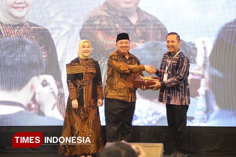 Warsubi Bupati Jombang bersama istrinya saat menghadiri pertemuan akbar Pager Ijo di Jakarta, Sabtu (10/5/2025). (FOTO: Warsubi for TIMES Indonesia)