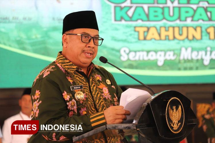 Warsubi Bupati Jombang saat memberikan pesan pada calon jemaah haji di Pendopo Jombang, Selasa (6/5/2025). (FOTO: Rohmadi/TIMES Indonesia)