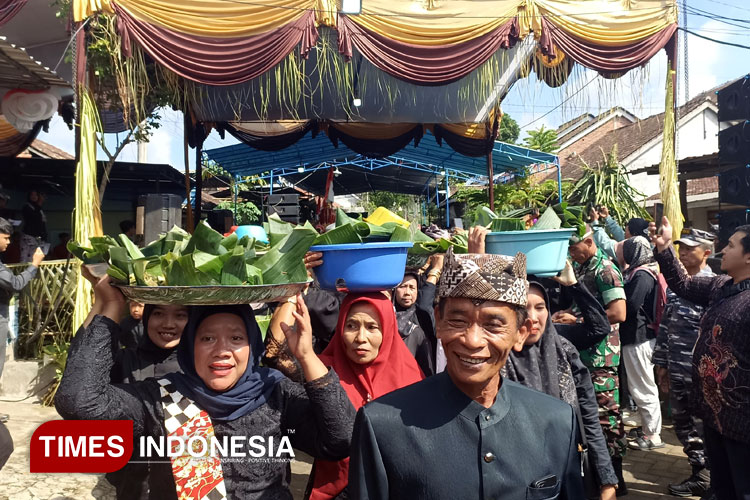 Prosesi arak-arakan Ithuk menuju Sumber Hajar, Dusun Rejopuro, Desa Kampunganyar, Kecamatan Glagah, Banyuwangi. (FOTO: Ikromil Aufa/TIMES Indonesia)
