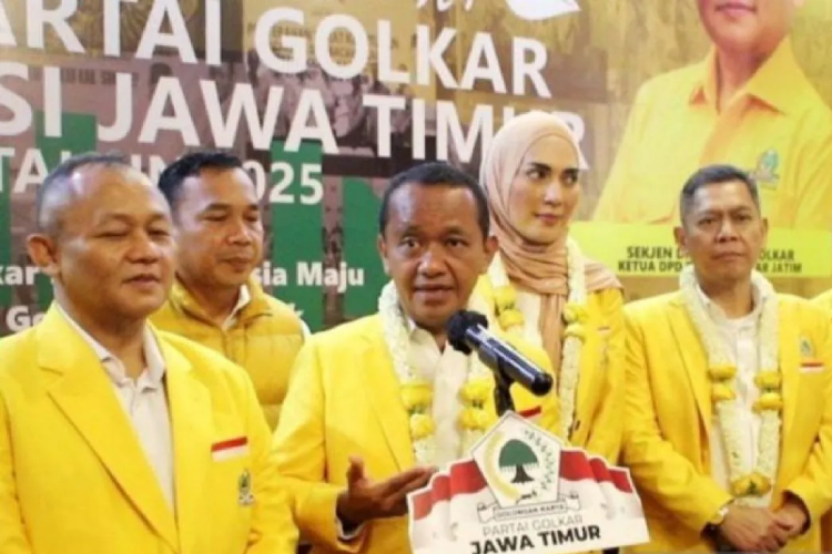 Ketua Umum DPP Partai Golkar Bahlil Lahadalia (tengah) saat memberikan keterangan usai membuka Musyawarah Daerah (Musda) XI Partai Golkar Jawa Timur di Surabaya, Sabtu (10/5/2025). (FOTO: ANTARA/Faizal Falakki)