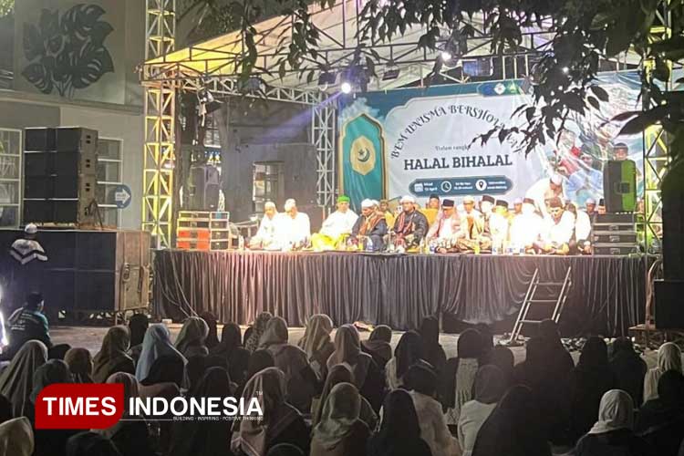 Halal bi halal BEM Unisma Malang bersholawat. (FOTO: AJP TIMES Indonesia)